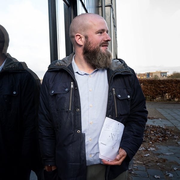 Portræt af Jonatan Dickow, der giver en positiv udtalelse om Kooi’s byggepladsovervågning.